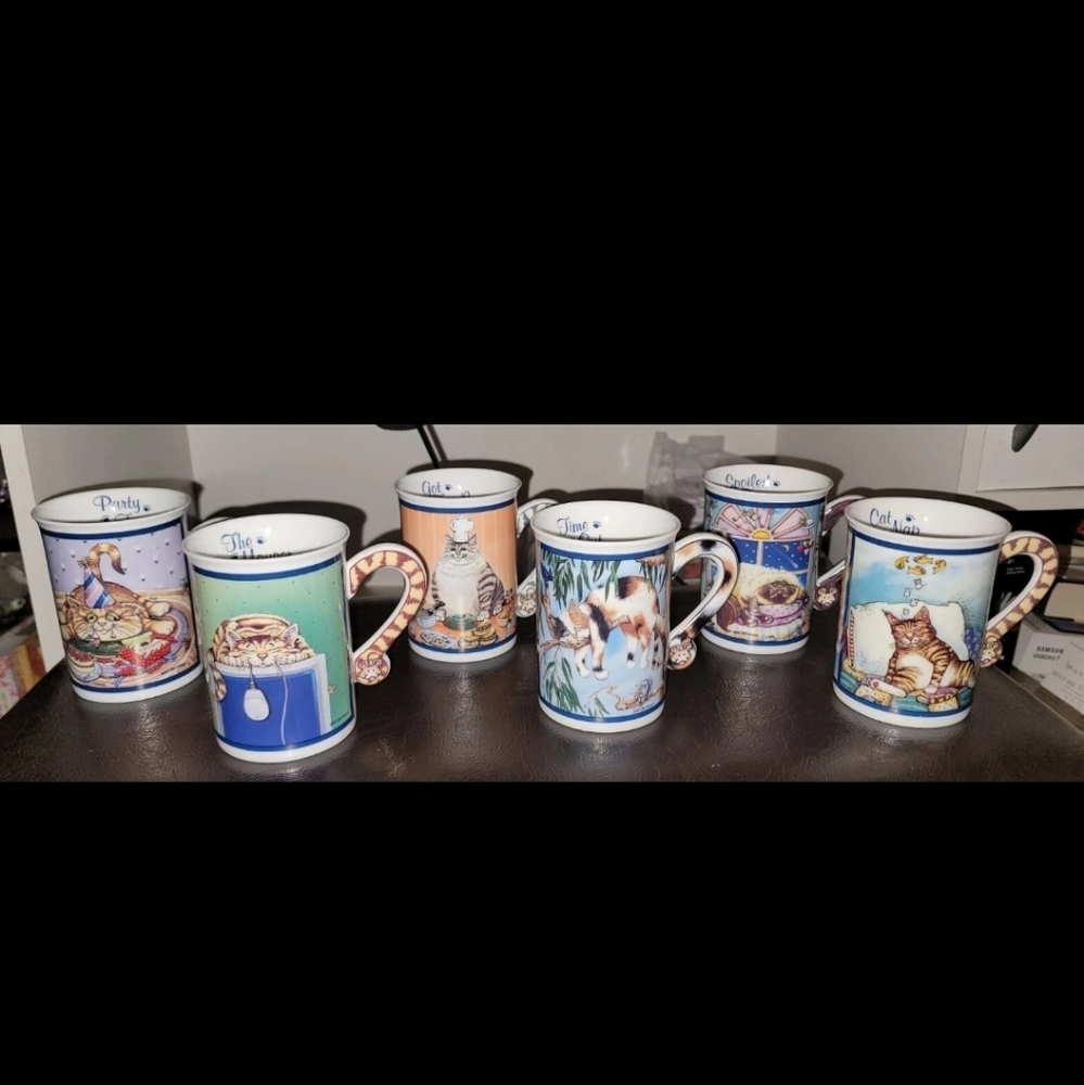 Set of 6 Blue and White Animal-Themed Mugs Hg8